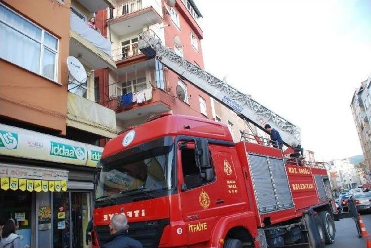 Evde Yalnız Kalan Yaşlı Kadını İtfaiye Kurtardı