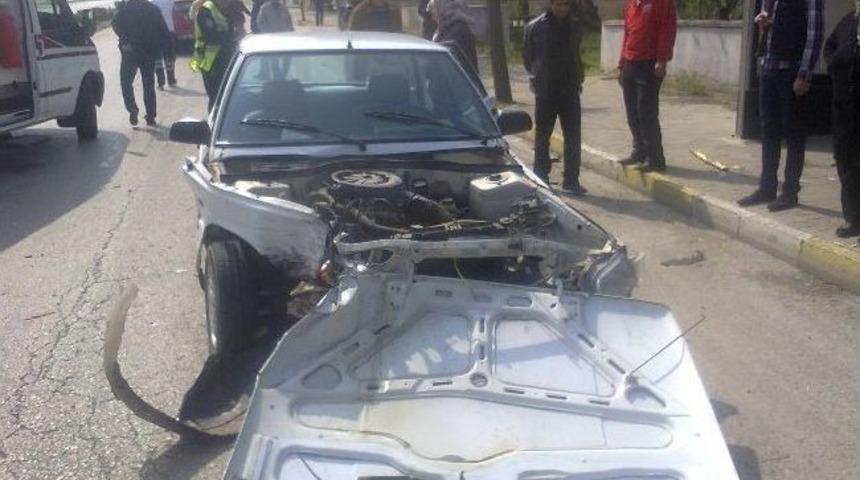 Otomobiller Kafa Kafaya &Ccedil;arpıştı: 2 Yaralı