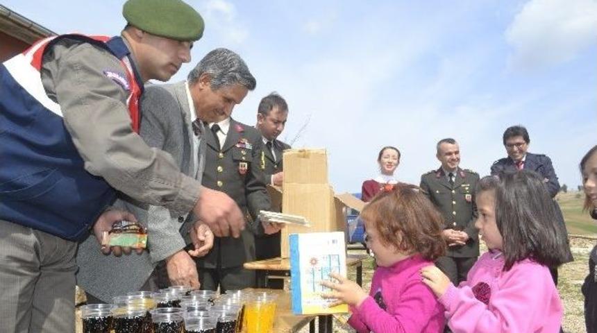 Jandarma&rsquo;dan K&ouml;y Okullarına Kitap Yardımı