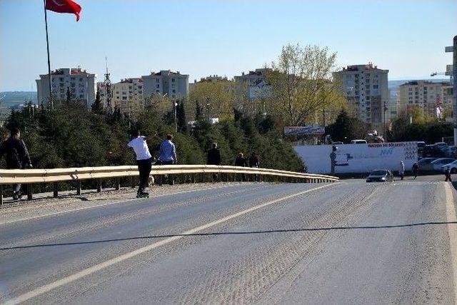 Köprüde Patenle Kayan Çocuklar Tehlikeye Davetiye Çıkarıyor 1
