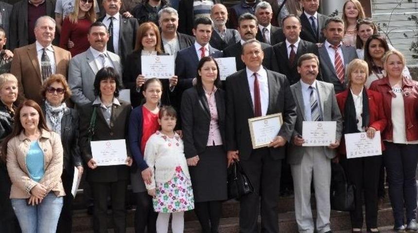 Dikili&rsquo;de Başkan Mustafa Tosun Mazbatasını Aldı
