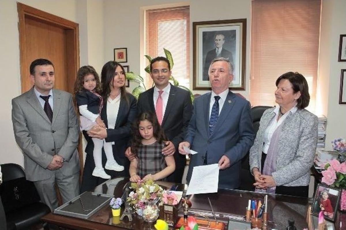 Bornova&rsquo;da &Ccedil;i&ccedil;ekli, &Ccedil;ikolatalı Devir Teslim