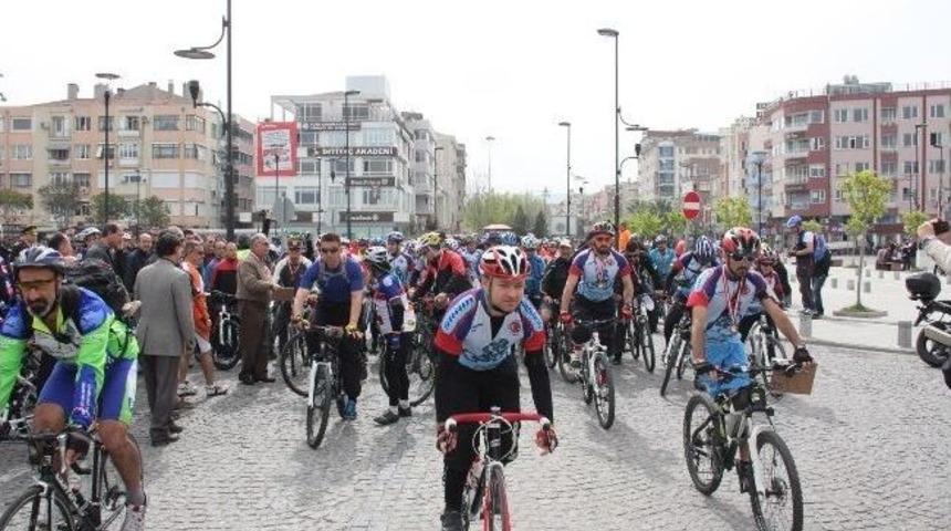Şehitlere Saygı İ&ccedil;in Pedal &Ccedil;eviriyorlar