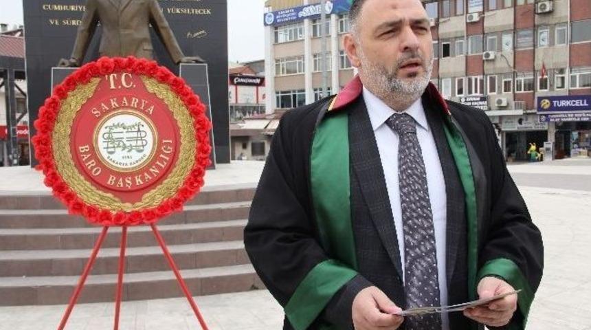 Sakarya&rsquo;da Avukatlar Atat&uuml;rk Anıtına &Ccedil;elenk Bıraktı