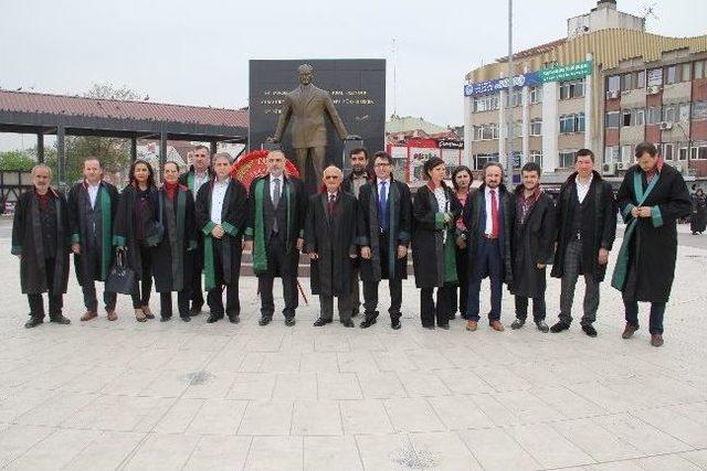 Sakarya’da Avukatlar Atatürk Anıtına Çelenk Bıraktı