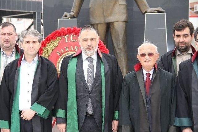 Sakarya’da Avukatlar Atatürk Anıtına Çelenk Bıraktı