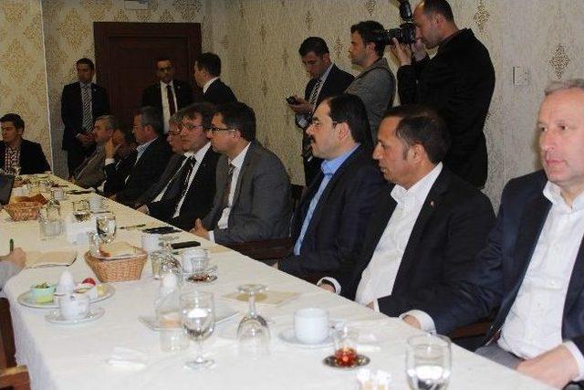 Bakan Fikri Işık Belediye Başkanlarıyla Bir Araya Geldi 2