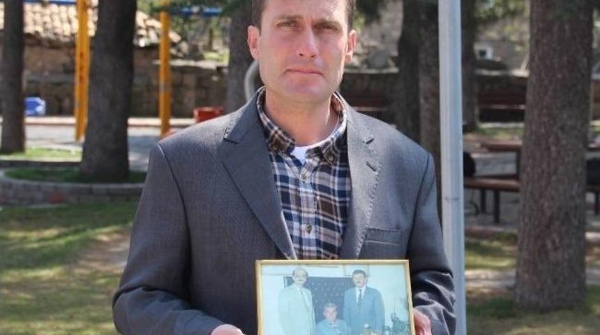 &Ouml;m&uuml;rleri Yetmeyen Muhtar Dede Ve Babasından Bayrağı Devraldı