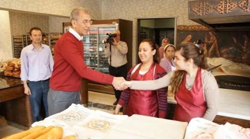 Başkan Tarhan Esnafa Teşekk&uuml;r Etti