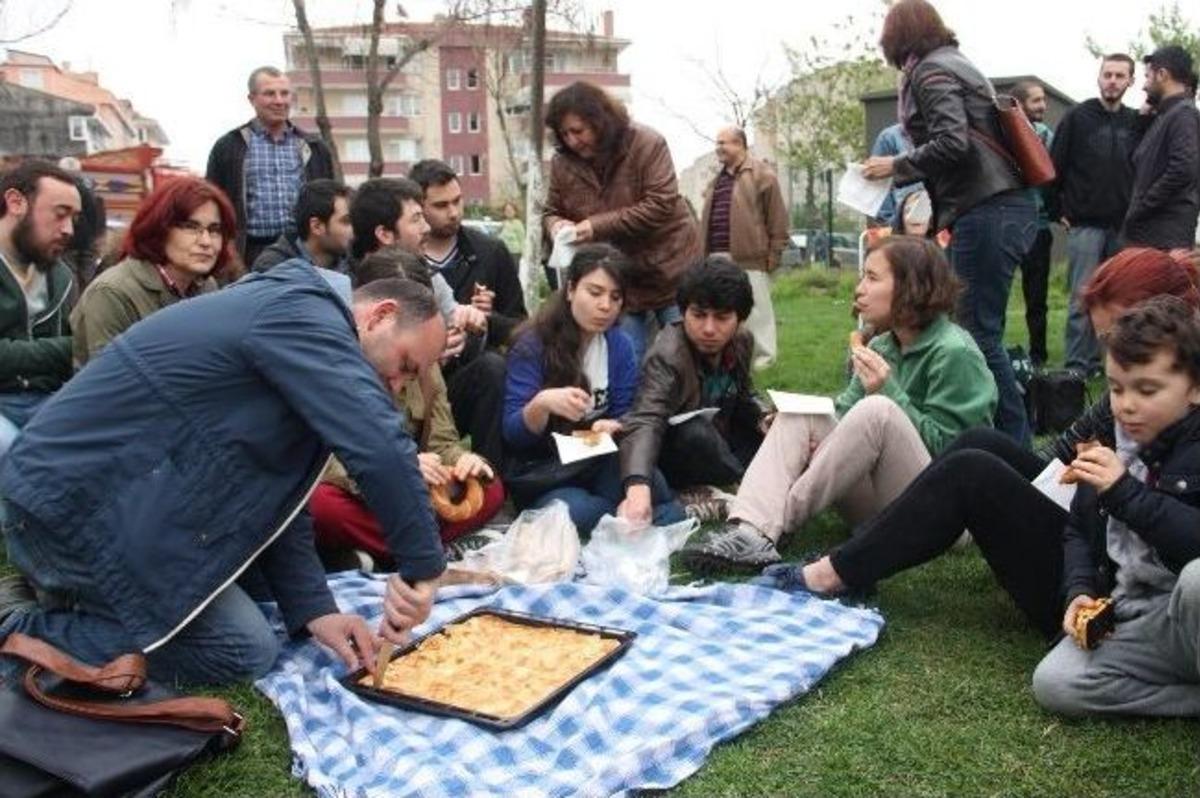 Kıymet Teyze'nin Yeşil Alanı Piknik Meskeni Oldu