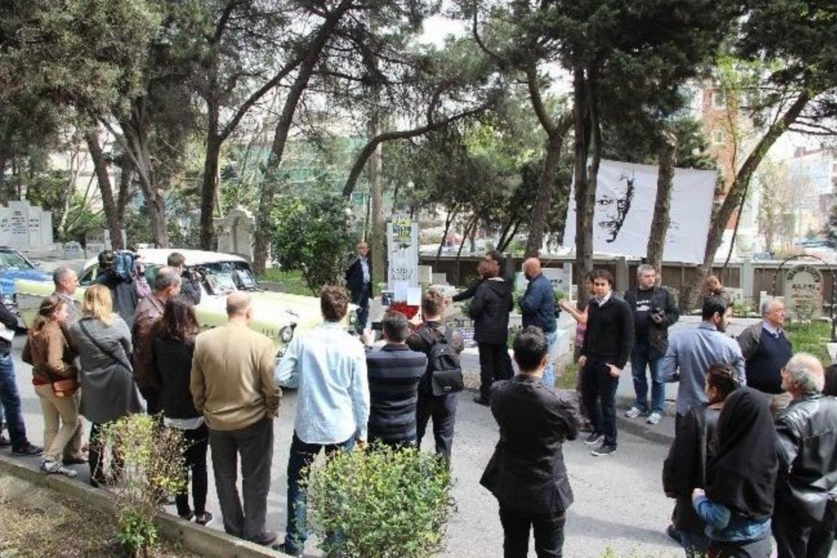 Sadri Alışık&rsquo;a Mezarı Başında Klasik Otomobil S&uuml;rprizi