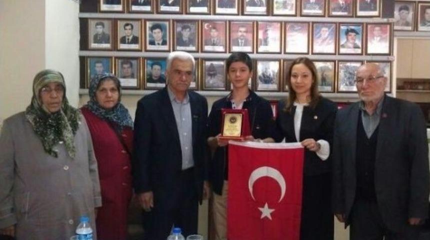Bakbak; Kitap Gelirini Şehit Aileleri İ&ccedil;in Bağışladı