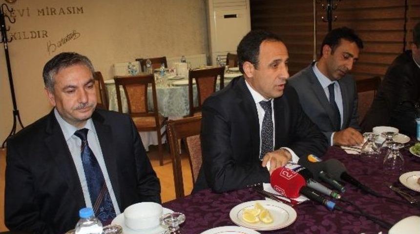 F&uuml;'de 't&uuml;rkiye Ve Y&uuml;ksek&ouml;ğretiminde Yenilikler' Toplantısı