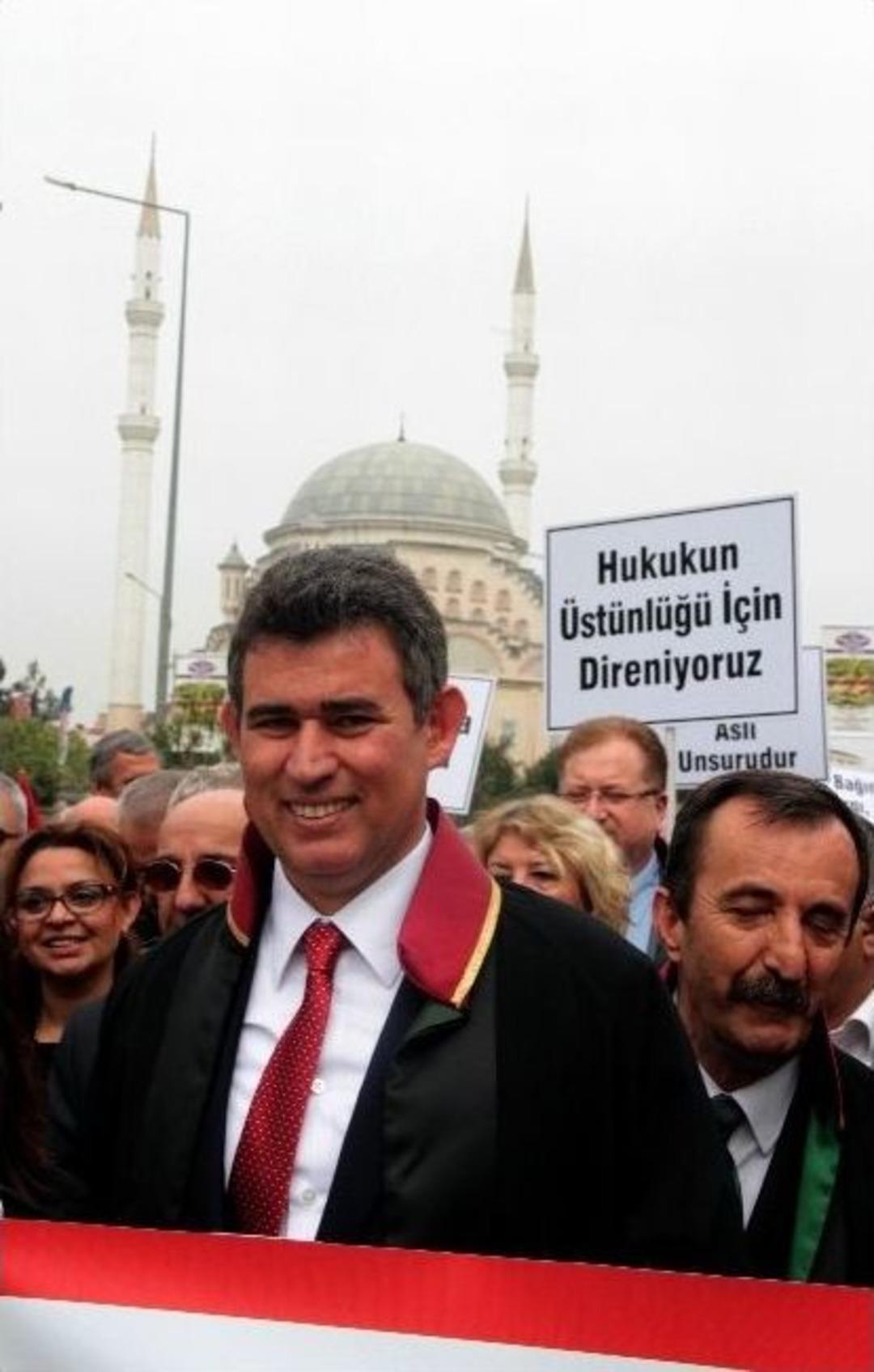 Avukatlar 5 Nisan İ&ccedil;in G&uuml;vercin U&ccedil;urup &Ouml;zg&uuml;rl&uuml;k Y&uuml;r&uuml;y&uuml;ş&uuml; Yaptı