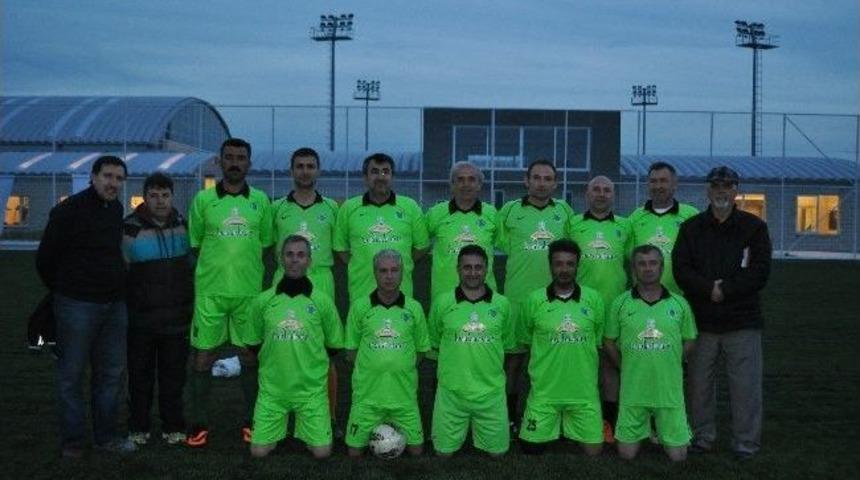 L&uuml;leburgaz Veteranları Lidere Dayanamadı