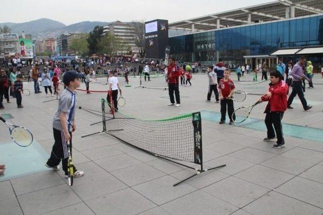 Minikler Tenis Oynayarak Kansere Dikkat Çekti