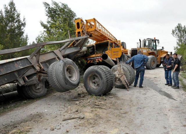 - Manisa'da Iş Makinesi Yoldan Çıktı: 3 Yaralı