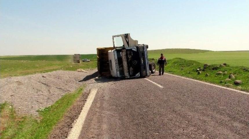 Siverek&rsquo;te &Ccedil;akıl Y&uuml;kl&uuml; Kamyon Devrildi: 2 Yaralı
