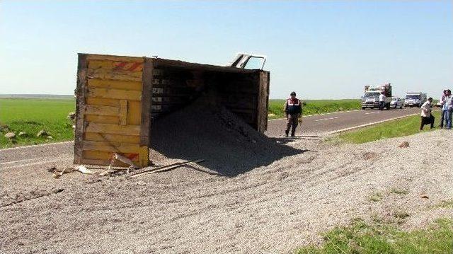 Siverek’te Çakıl Yüklü Kamyon Devrildi: 2 Yaralı