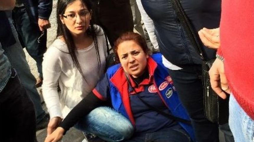 Kadın Caddede Y&uuml;r&uuml;yen Kadını Bı&ccedil;akladı