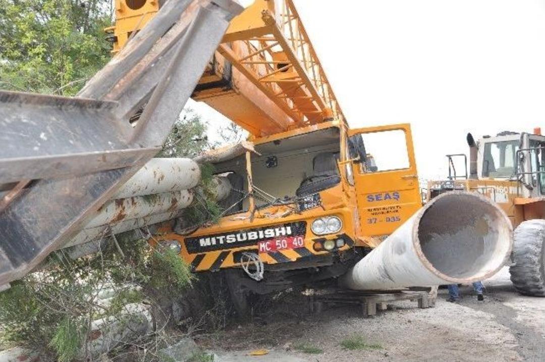 Freni Boşalan İş Makinası Yoldan &Ccedil;ıktı: 3 Yaralı