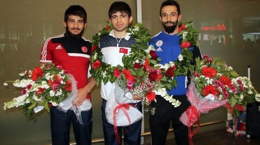 Şampiyon G&uuml;reş&ccedil;iler Yurda D&ouml;nd&uuml;