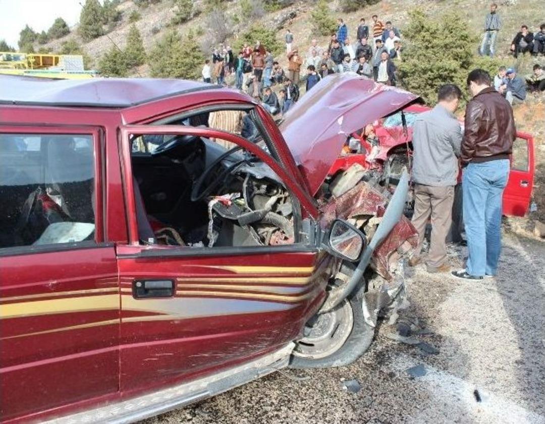 İki Kamyonet Kafa Kafaya &Ccedil;arpıştı: 1 &Ouml;l&uuml;, 7 Yaralı