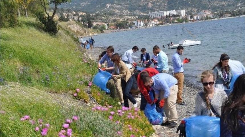 &Uuml;niversiteliler Fo&ccedil;a Kıyılarını Temizledi