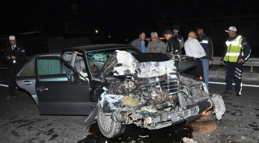 Otomobil Otob&uuml;se &Ccedil;arptı: 2 Yaralı