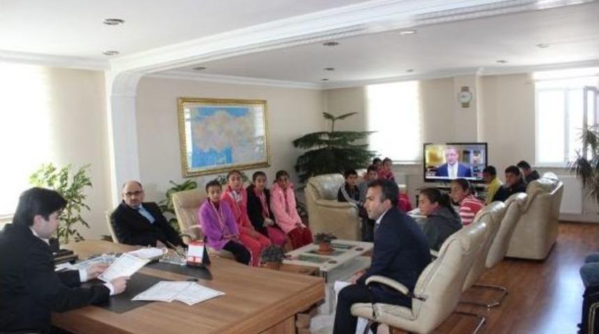 Karayazı Kaymakamı D&ouml;nmez, &Ouml;ğrencileri Makamında Kabul Etti