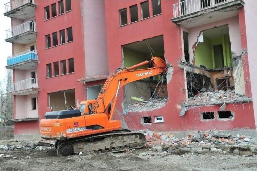 Yeni Hastane İ&ccedil;in Yıkım &Ccedil;alışması