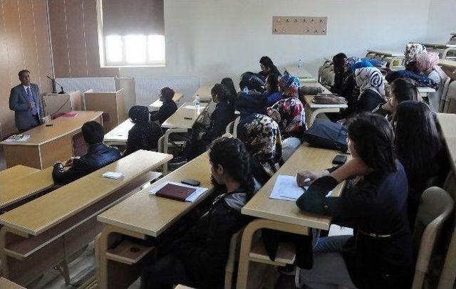 Geleceğin Sosyologlarına Ders Verdi 1