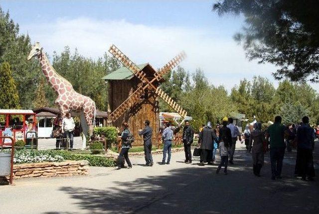 Gaziantep Hayvanat Bahçesi Ziyaretçi Akınına Uğradı