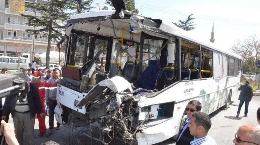 Kamyon Halk Otob&uuml;s&uuml;ne &Ccedil;arptı: 5 Yaralı