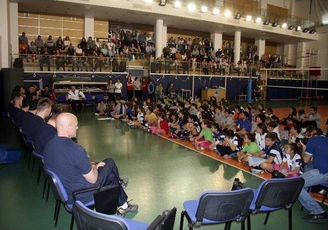 Arkassporlu Voleybolcular Öğrencilerle Buluştu