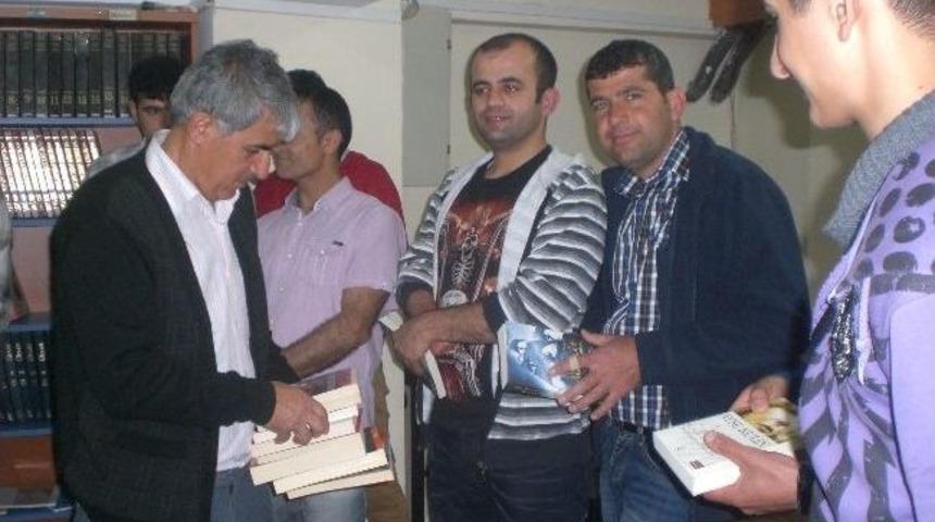 İşitme Engellilerden K&uuml;t&uuml;phaneye Ziyaret