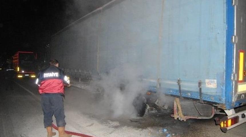 Seyir Halindeki Tır'ın Lastiği Yandı
