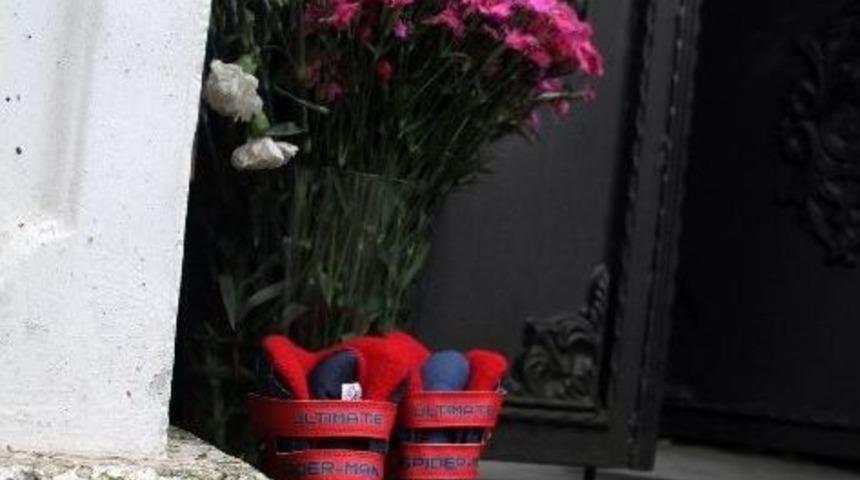 Minik Pamir'in Ayakkabıları Evinin &Ouml;n&uuml;ne Bırakıldı