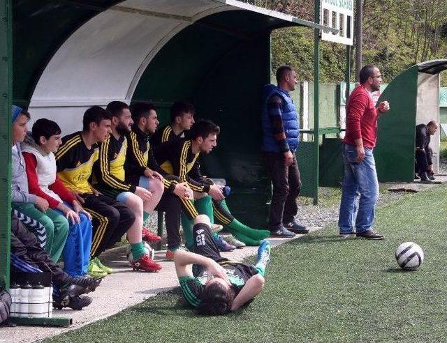 Sakatlanan Futbolcu Saha Kenarında Ambulans Bekledi