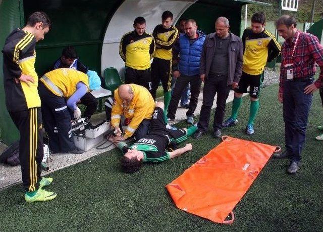 Sakatlanan Futbolcu Saha Kenarında Ambulans Bekledi