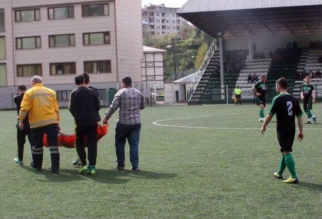 Sakatlanan Futbolcu Saha Kenarında Ambulans Bekledi