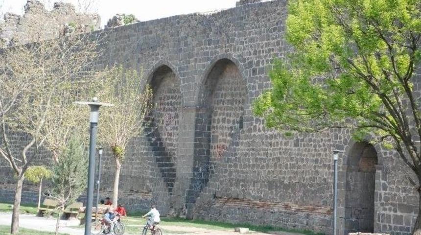 Diyarbakır Surlarındaki Kalp Fig&uuml;r&uuml; G&ouml;renlerin İlgisini &Ccedil;ekiyor