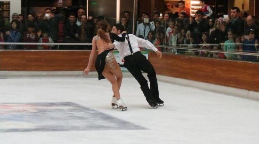 Milli Sporcuların Buz Pateni G&ouml;sterisi Nefesleri Kesti