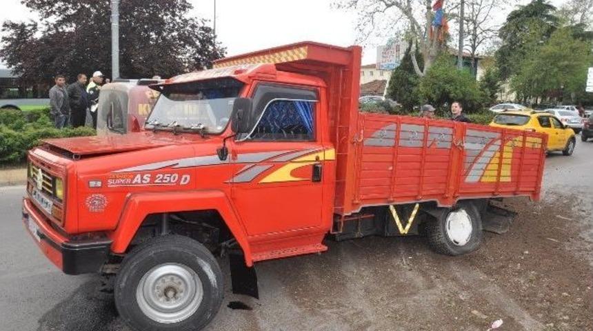 G&uuml;bre Y&uuml;kl&uuml; Kamyonetin Freni Patladı: 3 Yaralı