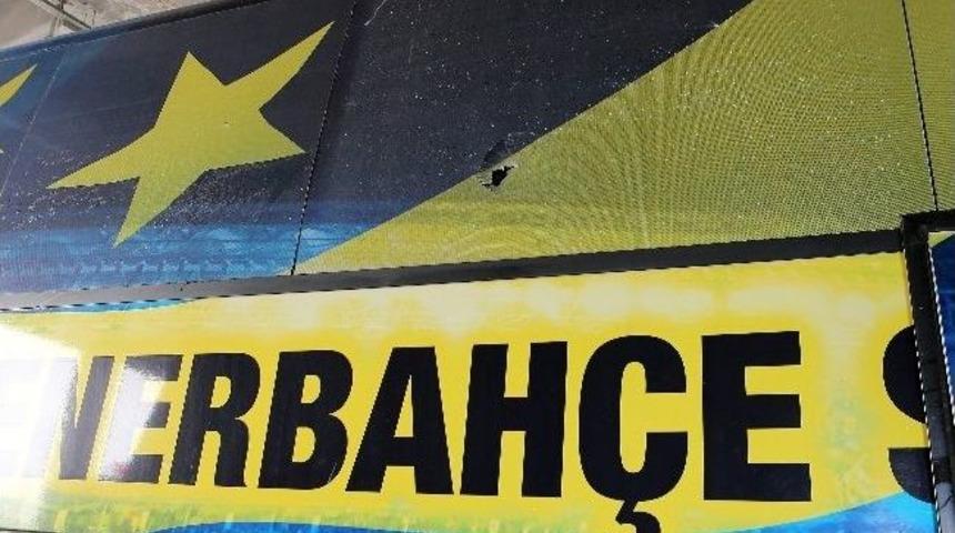 Fenerbah&ccedil;e Takım Otob&uuml;s&uuml;n&uuml;n Camları Kırıldı