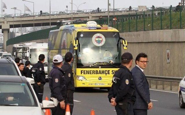 Fenerbahçe Takım Otobüsünün Camları Kırıldı