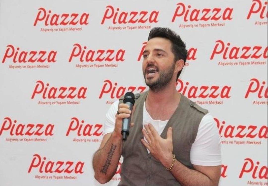 Piazza&rsquo;da G&ouml;khan &Ouml;zen&rsquo;li Kutlama