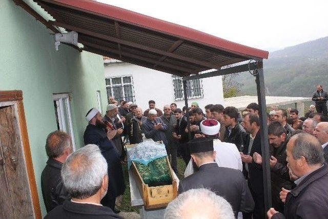 Trafik Kazasında &Ouml;len Kadın G&ouml;zyaşları İ&ccedil;inde Toprağa Verildi 1