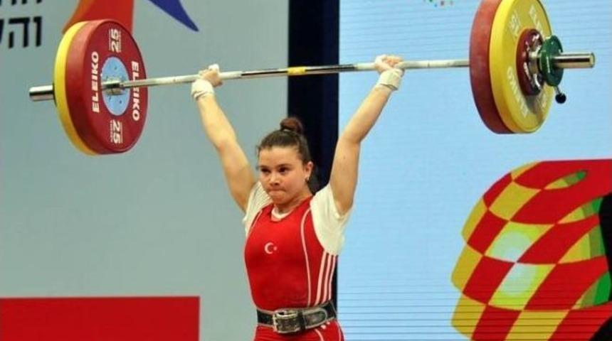 Halterci Ayşeg&uuml;l &Ccedil;oban Şampiyon Oldu