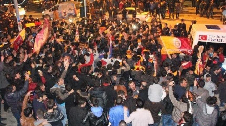 Erzurum&rsquo;da Derbi Sonrası Taraftarlar Arasında Olaylar &Ccedil;ıktı